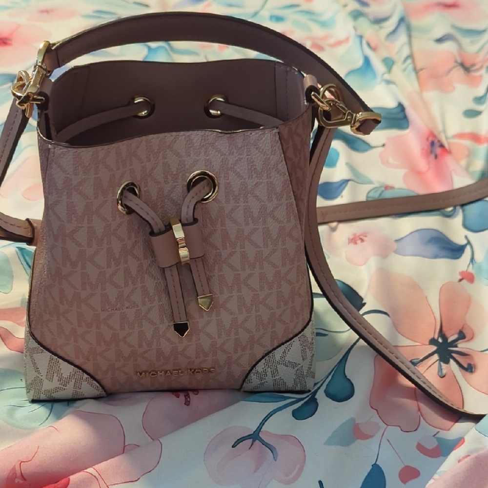 Michael Kors Pink and White Crossbody Bag with Elegant Design